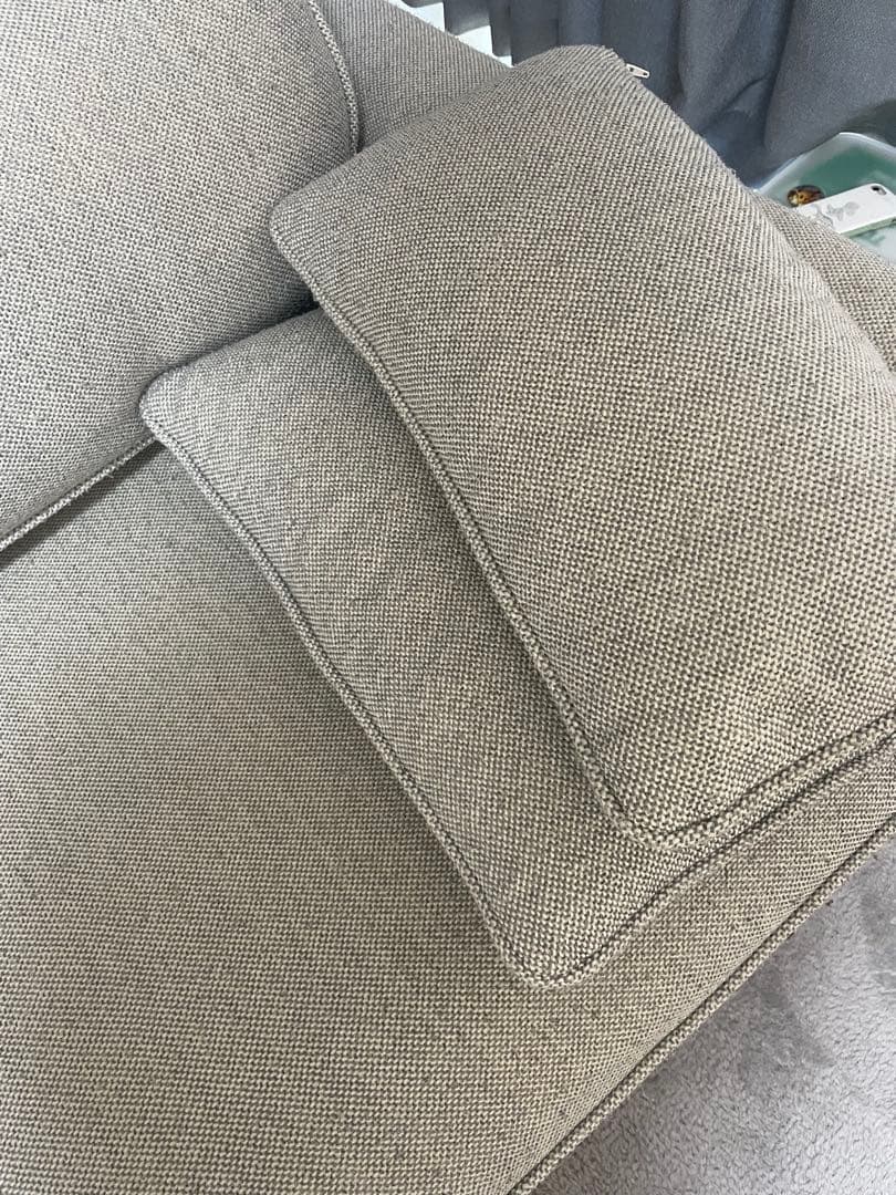 グレーの3人掛けソファ