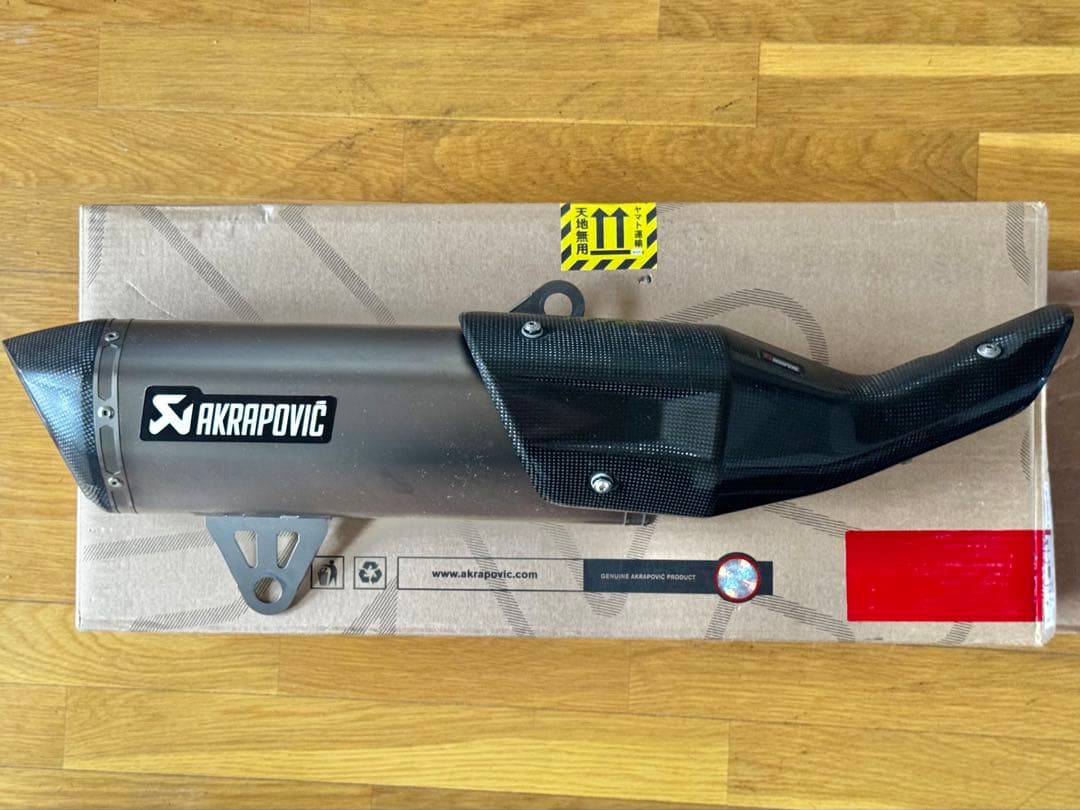 AKRAPOVIC（アクラポビッチ）スリップオンサイレンサー C400GT