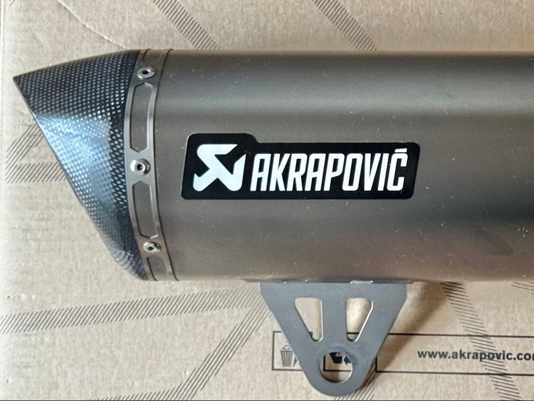 AKRAPOVIC（アクラポビッチ）スリップオンサイレンサー C400GT