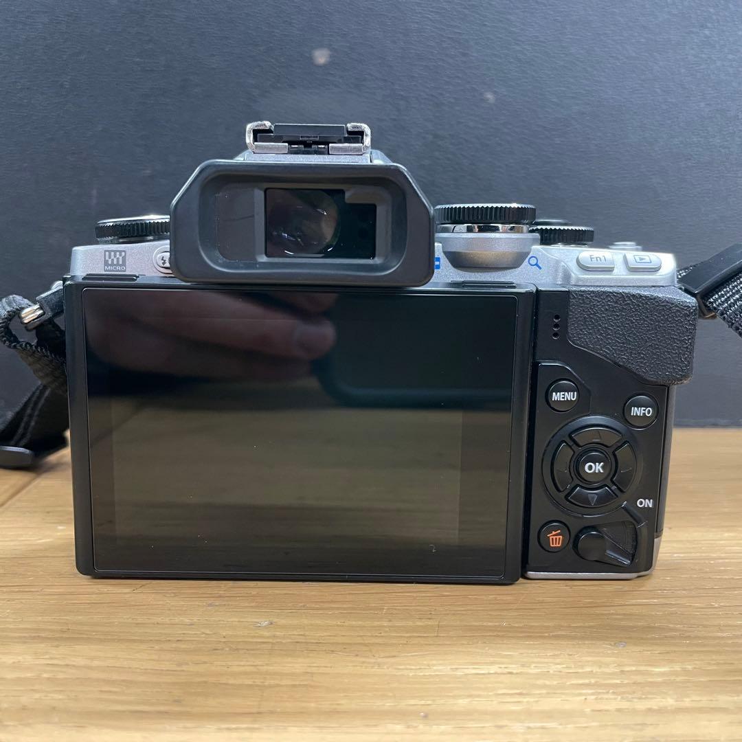 動作品 OLYMPUS OM-D E-M10 ミラーレス一眼