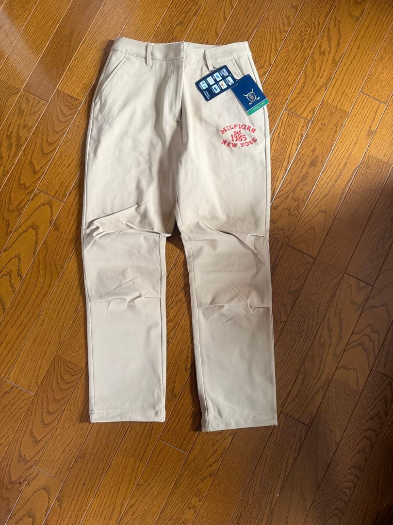 レディース、ゴルフパンツ ベージュ刺繍ロゴ、新品タグ付き！