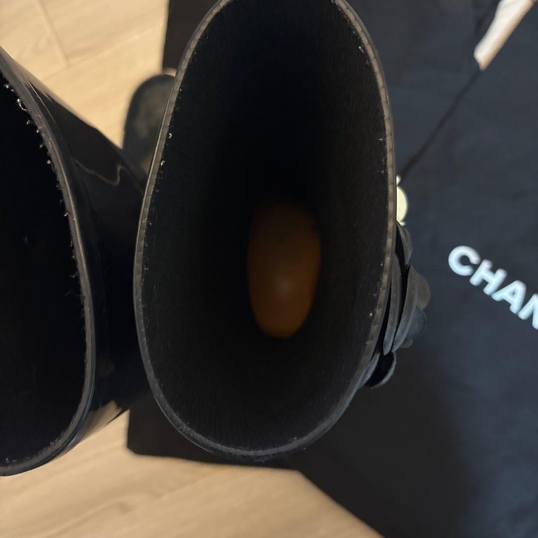 CHANEL ブラックラバーブーツ フラワー装飾