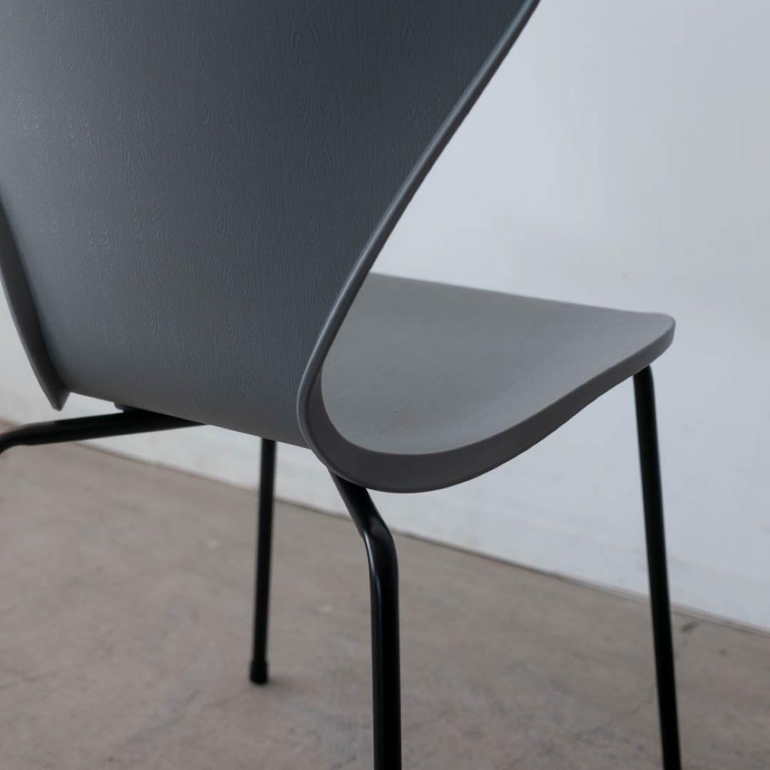 グレーのアーチ型ダイニングチェア