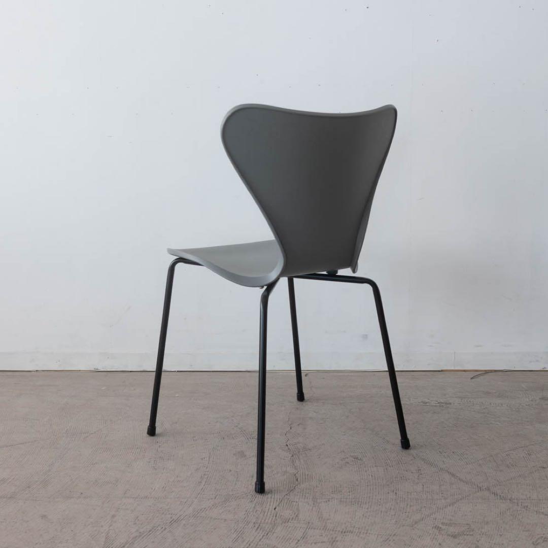 グレーのアーチ型ダイニングチェア