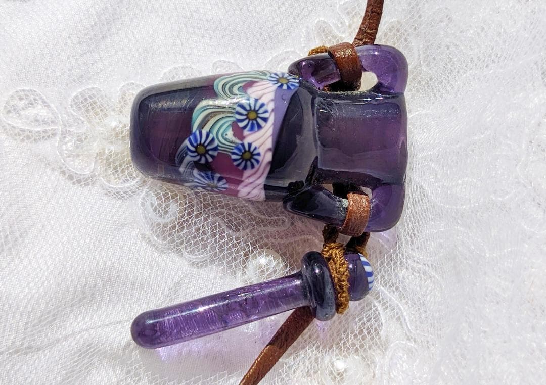 吉田正子トンボ玉（貳拾捌）　「瓶型」皮ひもネックレス　ガラス玉に込めた日本画