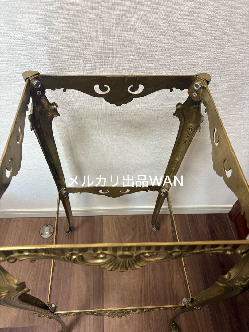 装飾的な金色ラック／コンソール