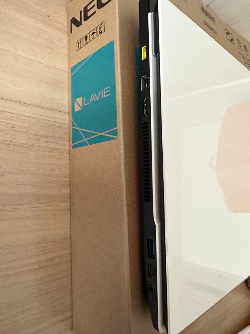 NEC LAVIE NS750HAW / i7/8GB/ノートパソコン ホワイト