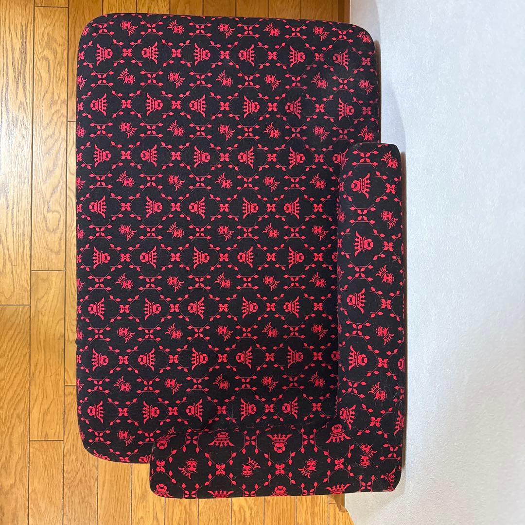 IKEA ペット用　アーム付きソファ黒赤模様チェア