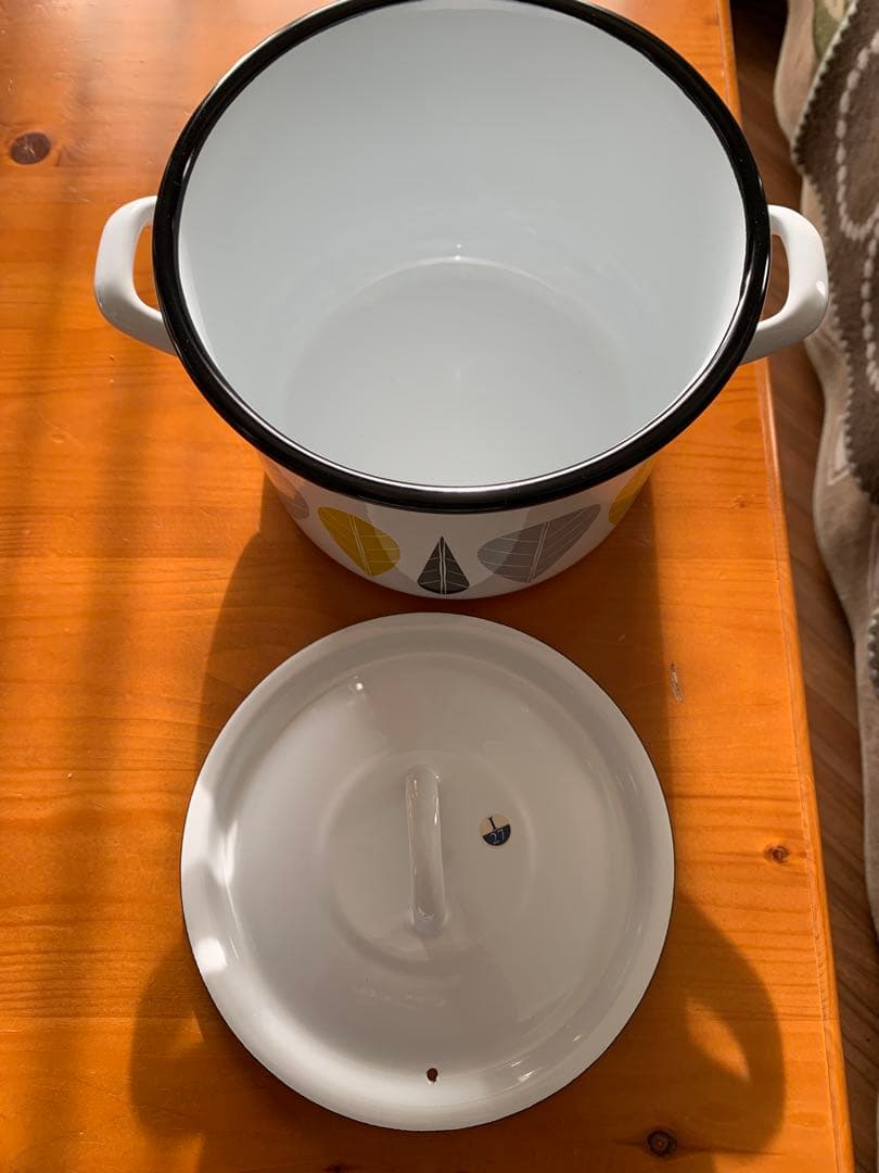 新品未使用　Muurla ムールラ　ホーローキャセロール　鍋　北欧　リーフ柄