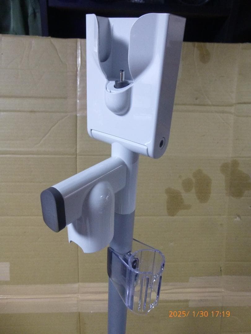 年始の大掃除に　ダイソンSV18　目立つキズ無し　エコ49分　充電スタンド付属