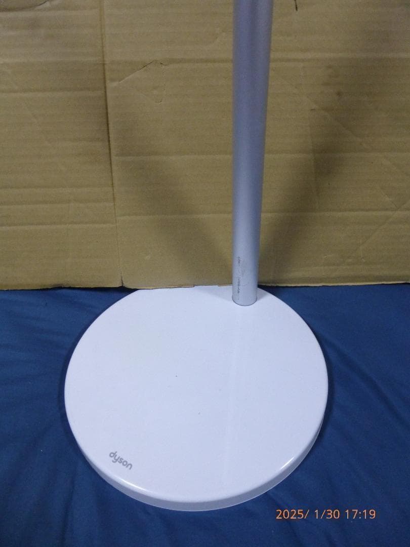 年始の大掃除に　ダイソンSV18　目立つキズ無し　エコ49分　充電スタンド付属