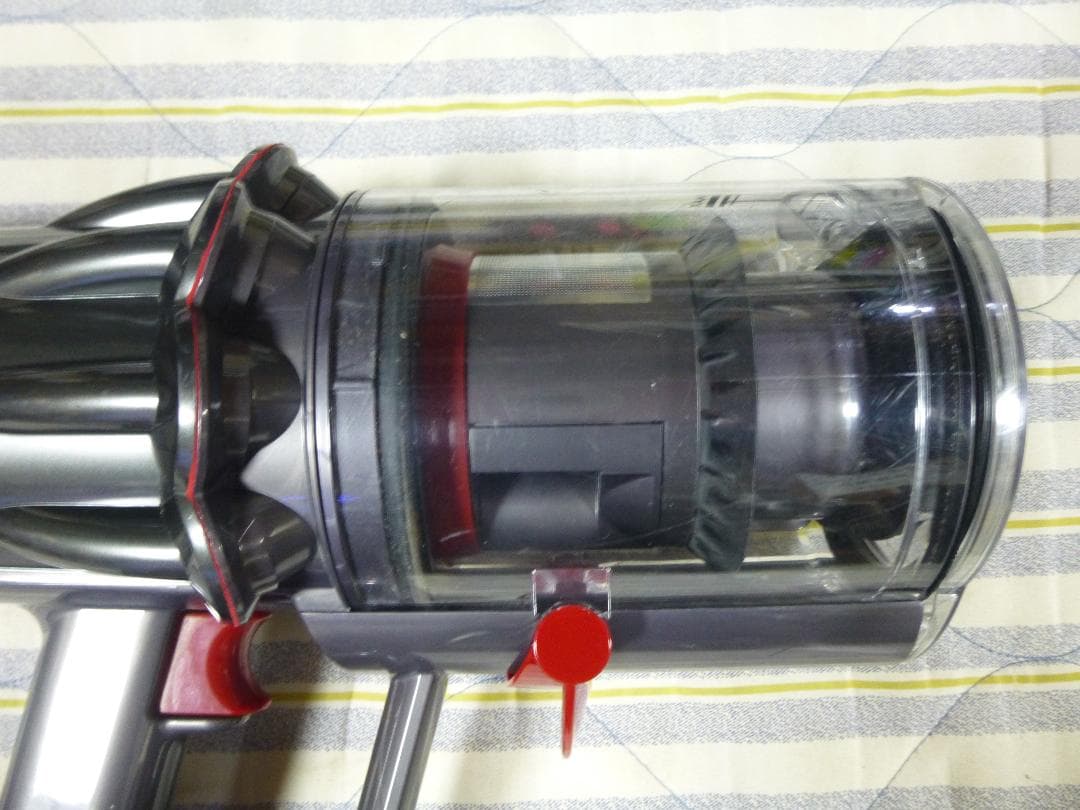 年始の大掃除に　ダイソンSV18　目立つキズ無し　エコ49分　充電スタンド付属