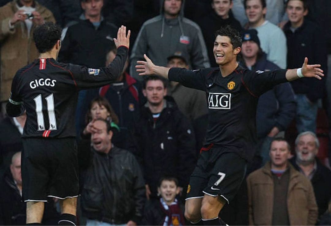 マンチェスターUライアン・ギグス選手サイン入りユニフォーム【証明書付/額装入り】