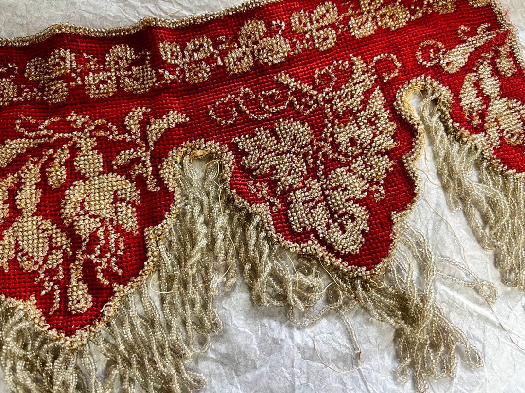 アンティークの赤とシルバーの花柄ビーズ 刺繍　ハンドメイド