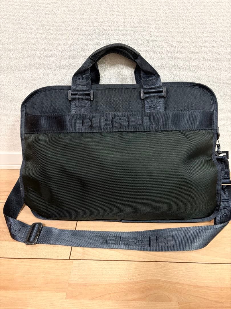 ディーゼル　ショルダーストラップ付きビジネスバック　ミリタリーテイスト