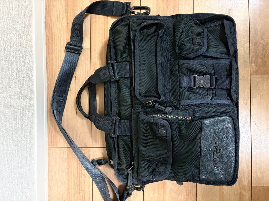 ディーゼル　ショルダーストラップ付きビジネスバック　ミリタリーテイスト