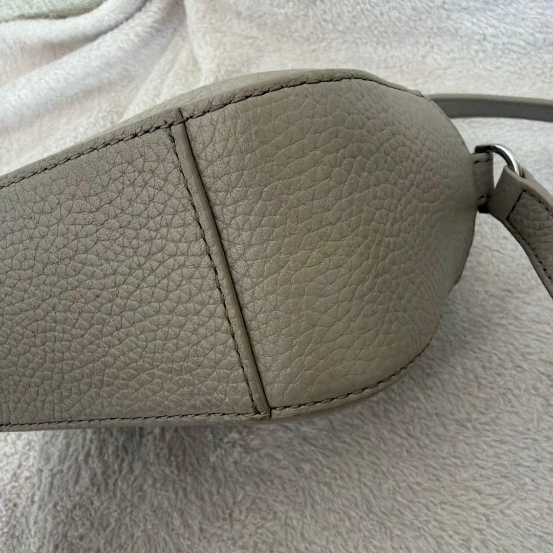 トリーバーチ ショルダーバッグ　カメラバッグ タッセル ベージュ