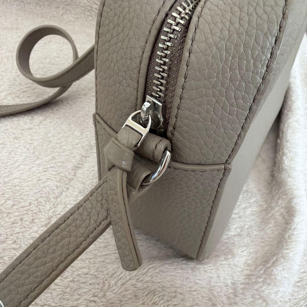 トリーバーチ ショルダーバッグ　カメラバッグ タッセル ベージュ