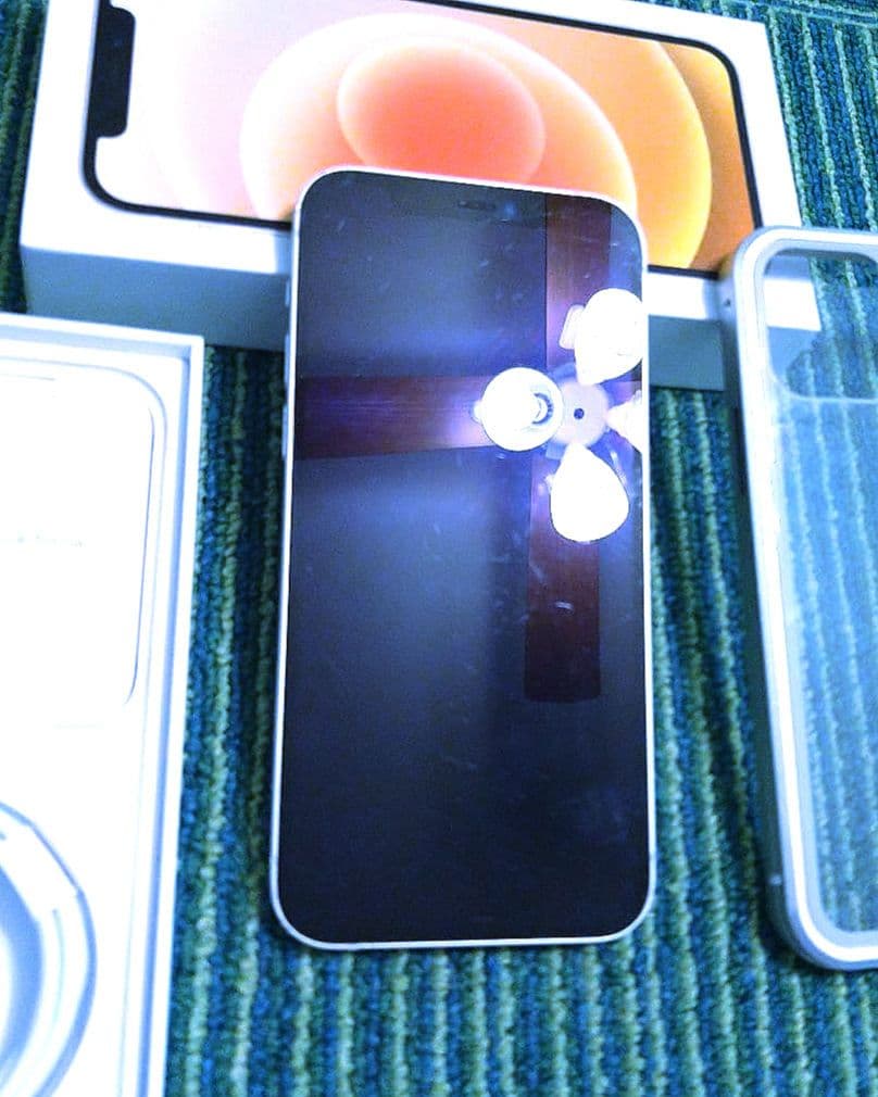 iPhone 12 64GB ホワイト docomo　SIMロックあり