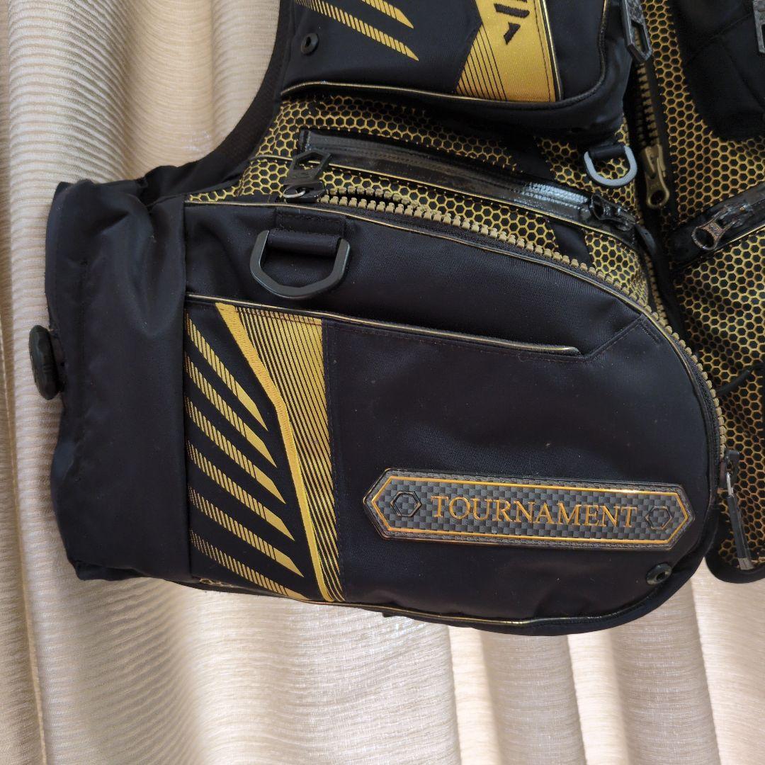 Daiwa Tournament ライフジャケットM 黒/金ダイワ　トーナメント