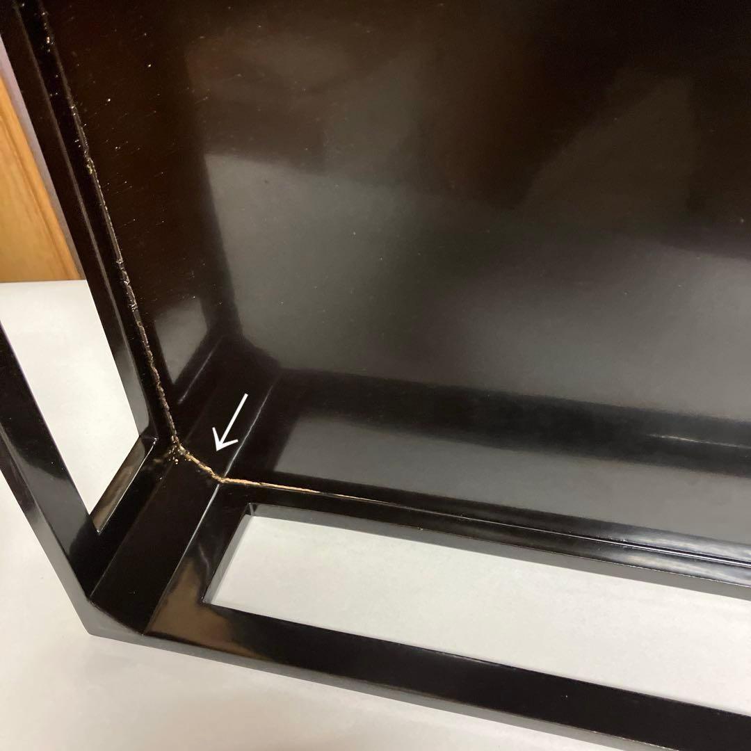 金縁黒内朱塗りのハ寸五段重箱と蓋二枚／金縁黒内朱塗りの重臺（じゅうだい）一個