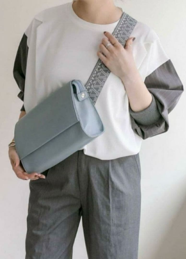 イアパピヨネワイドテープレザー ショルダーバッグ