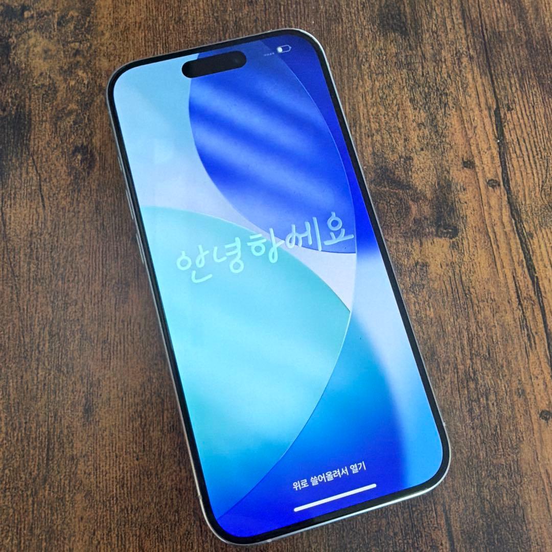 Apple iPhone 15 Pro ホワイトチタニウム　256GB