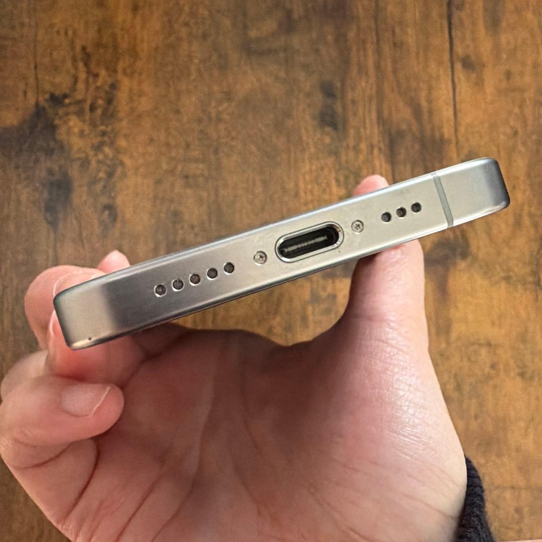 Apple iPhone 15 Pro ホワイトチタニウム　256GB