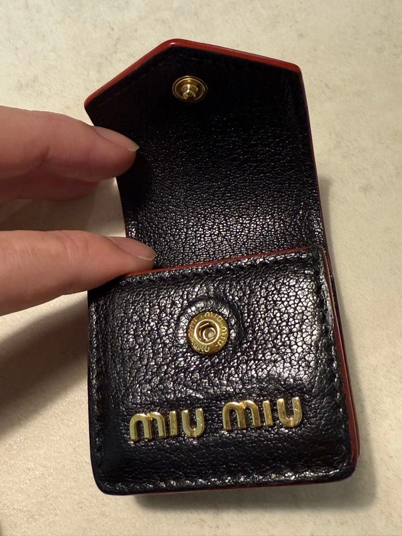 MIU MIU AirPodsイヤホンケース