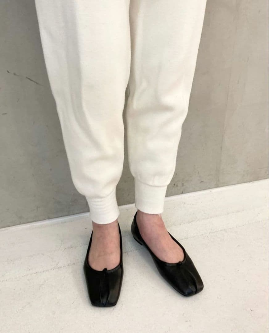 GRISE 24.0 黒 プリーツフラットシューズ