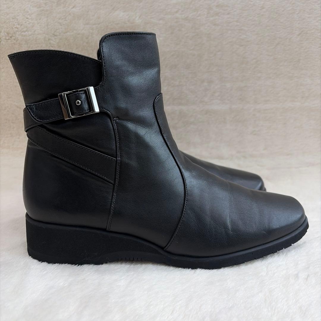 【ペダラ】23.5 アシックス ショートブーツ クロスベルト 黒 サイドジップ