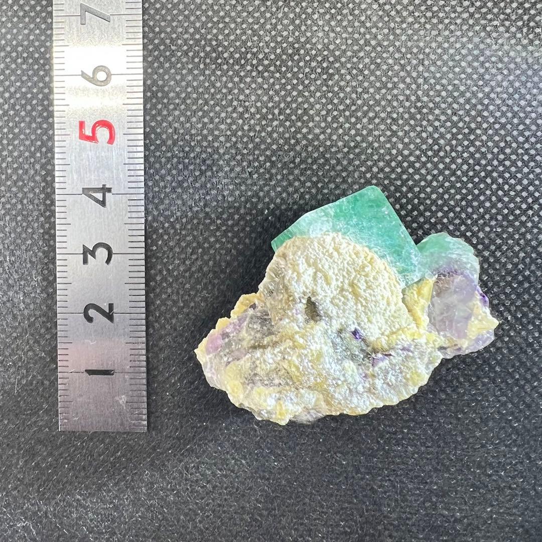 ヤオガンシャン産　バイカラーフローライト　細やかなクラック入り結晶