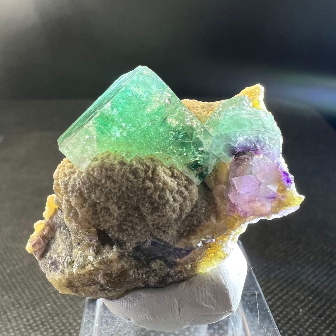 ヤオガンシャン産　バイカラーフローライト　細やかなクラック入り結晶