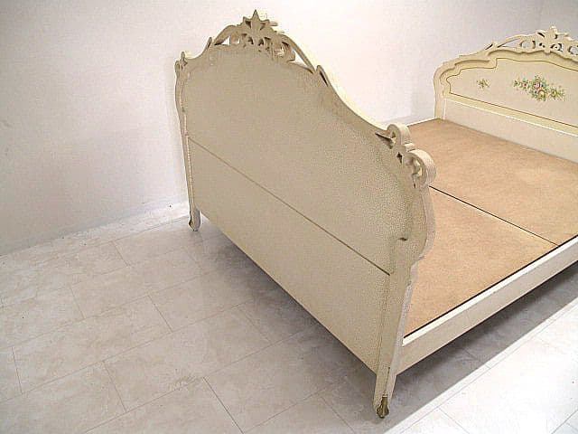 ヴィンテージ　イタリア製　ロココ様式クイーンサイズベッドフレーム 　装飾　彫刻
