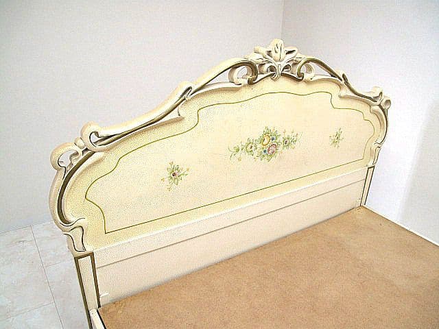 ヴィンテージ　イタリア製　ロココ様式クイーンサイズベッドフレーム 　装飾　彫刻