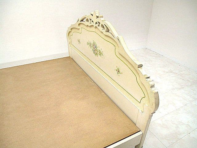 ヴィンテージ　イタリア製　ロココ様式クイーンサイズベッドフレーム 　装飾　彫刻