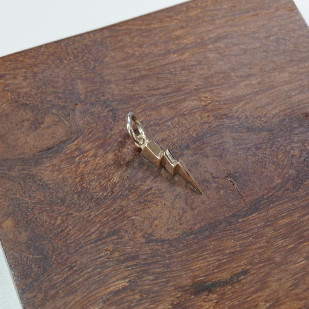 ◇RAOING◇ネックレス　トップのみ　　閃光　Ｋ10　flash