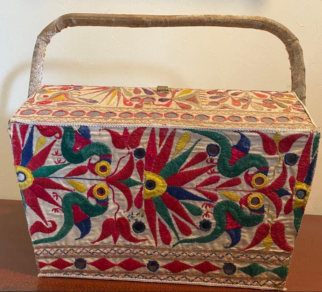 ヴィンテージファブリック　インド刺繍　　インテリア　ボックス
