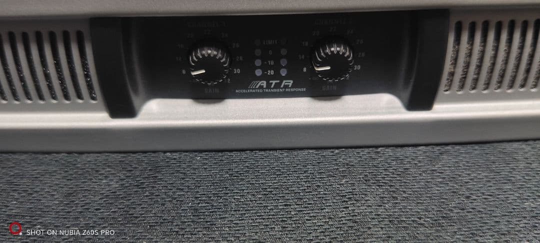 パワーアンプ　EPQ2000 BEHRINGER