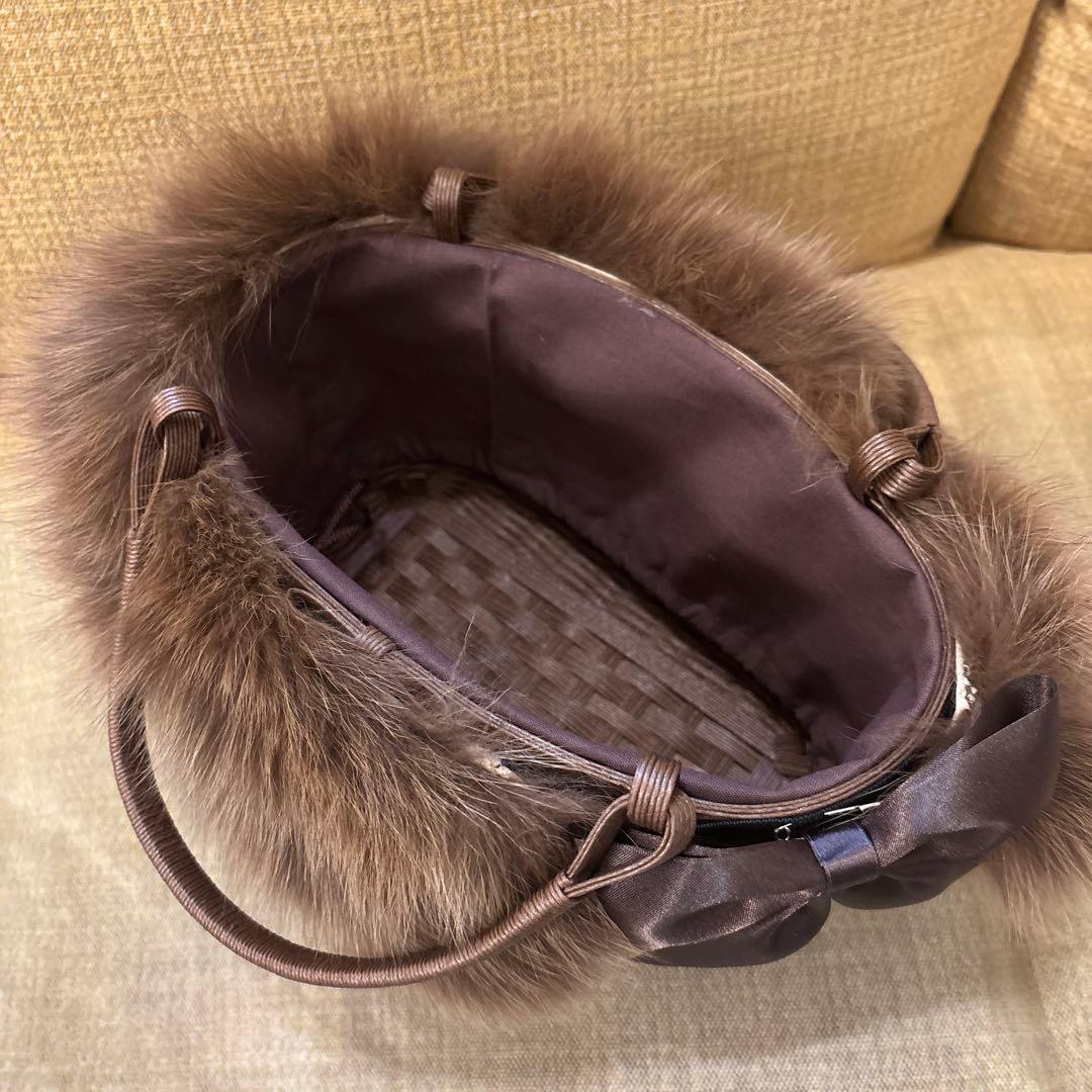 たかちゃんクラフトバンドのファー付きかごバッグと椿の花