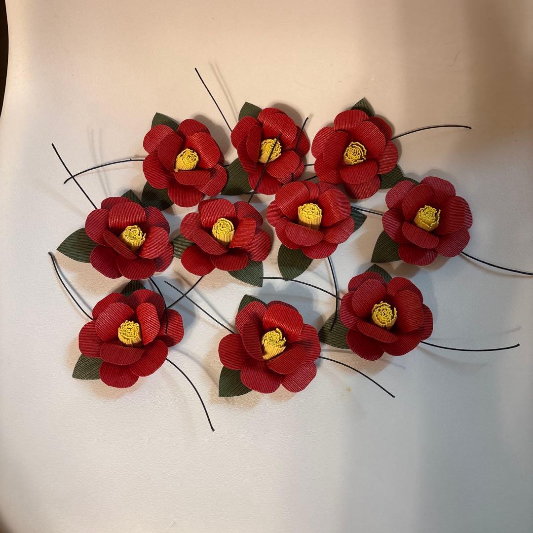 たかちゃんクラフトバンドのファー付きかごバッグと椿の花