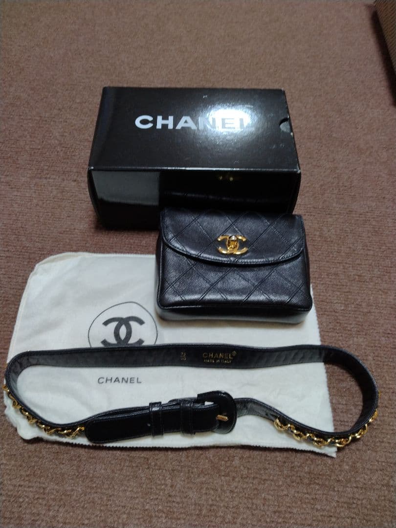 CHANEL ブラックレザー ボディバッグ