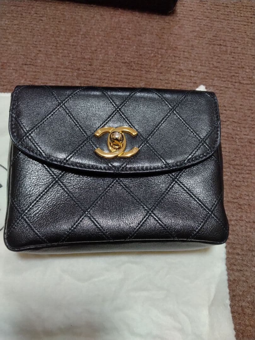 CHANEL ブラックレザー ボディバッグ