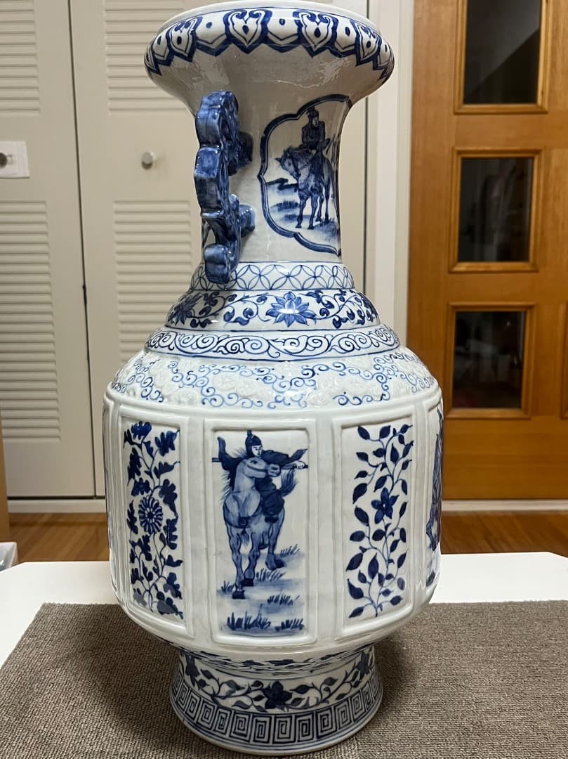 中国美術 清朝清代 青花刀馬人物図紋瓶 美品 陶磁器 装飾品 工芸品 美術品