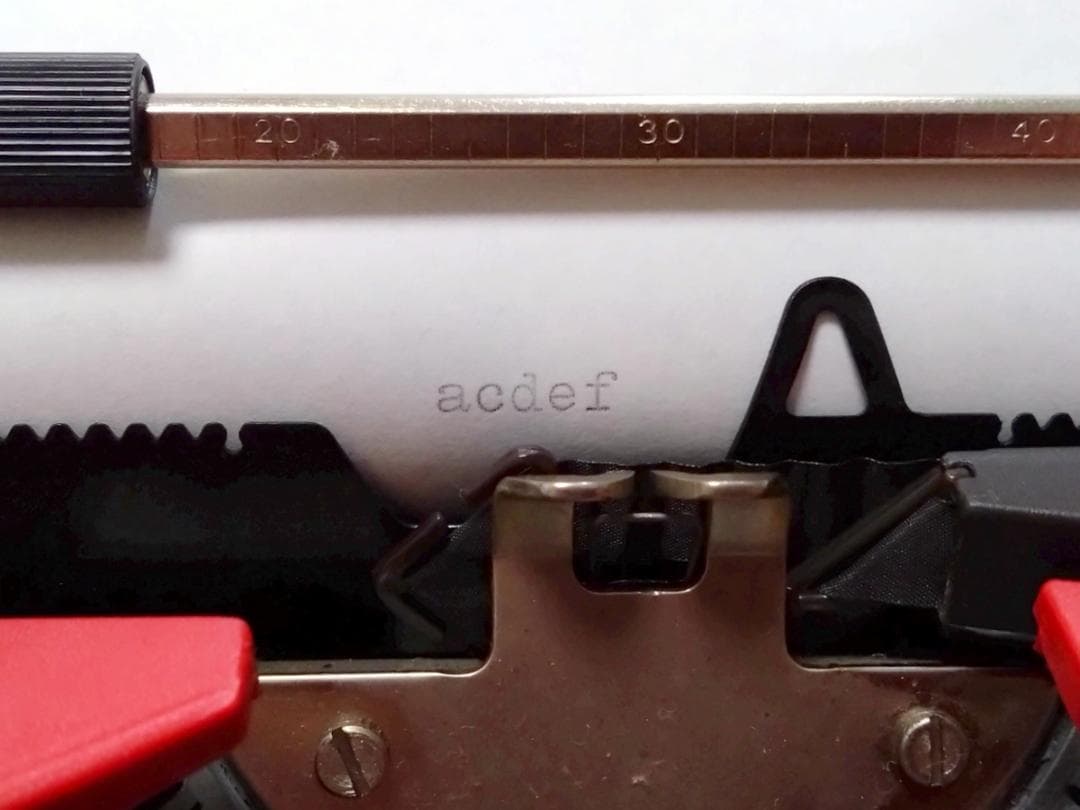 Olivetti 112 タイプライター レッド