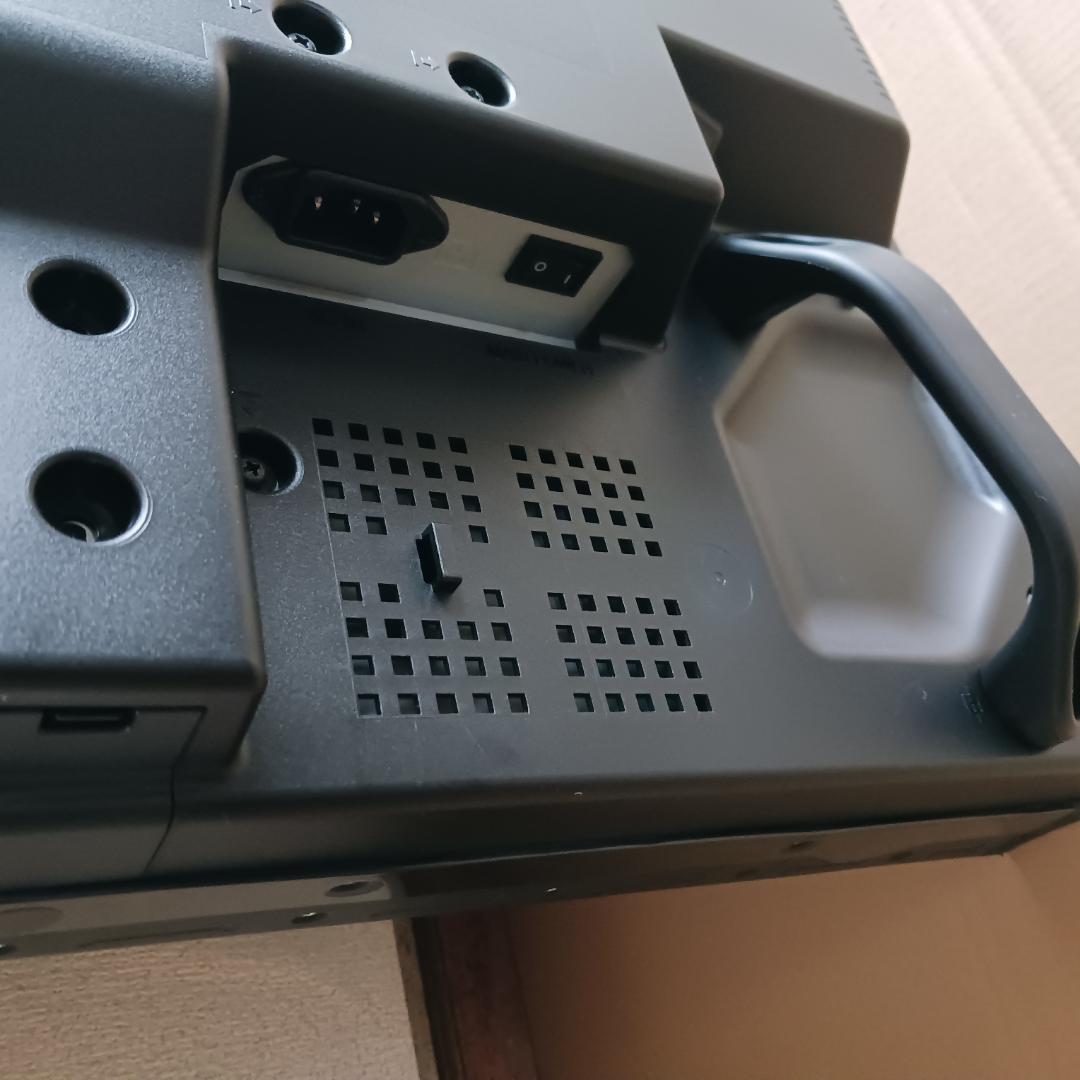 シャープ　55インチ インフォメーションディスプレイ PN-V551　①