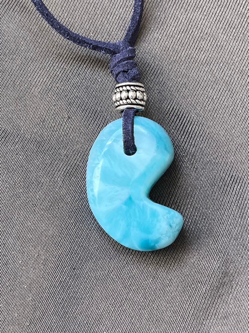 天然石ラリマー☆高品質！勾玉ペンダント☆ラリマーらしい模様が美しい！革紐付き