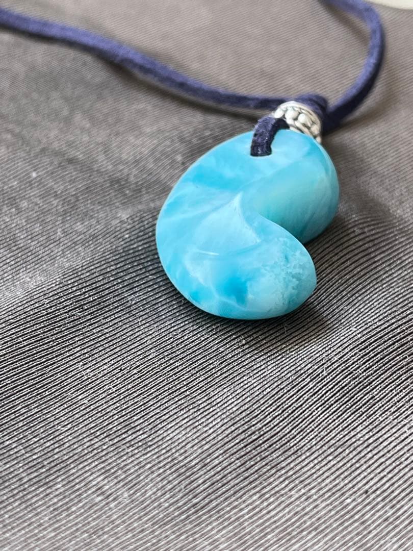 天然石ラリマー☆高品質！勾玉ペンダント☆ラリマーらしい模様が美しい！革紐付き