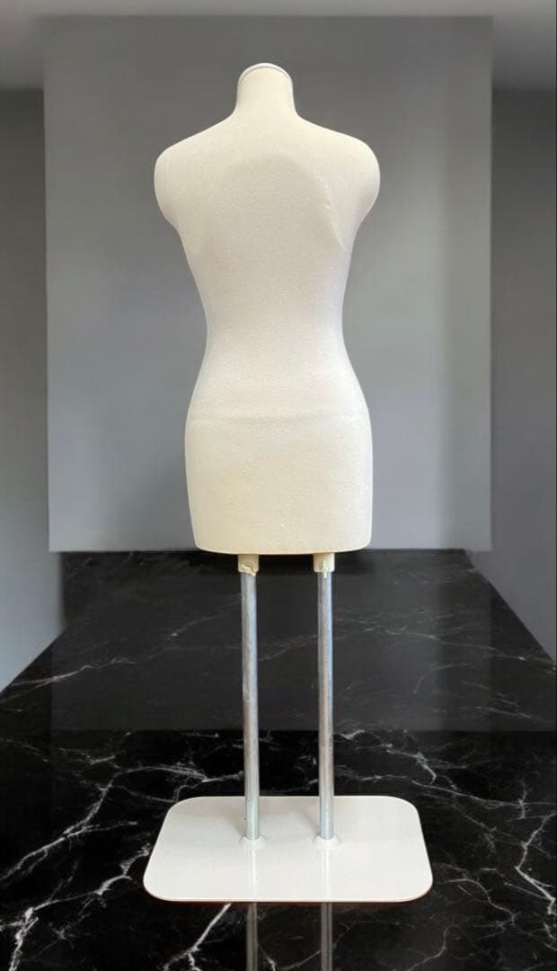 2本脚でミドルエイジ体型の女性トルソー　マネキン　スチール台座で安定感抜群！