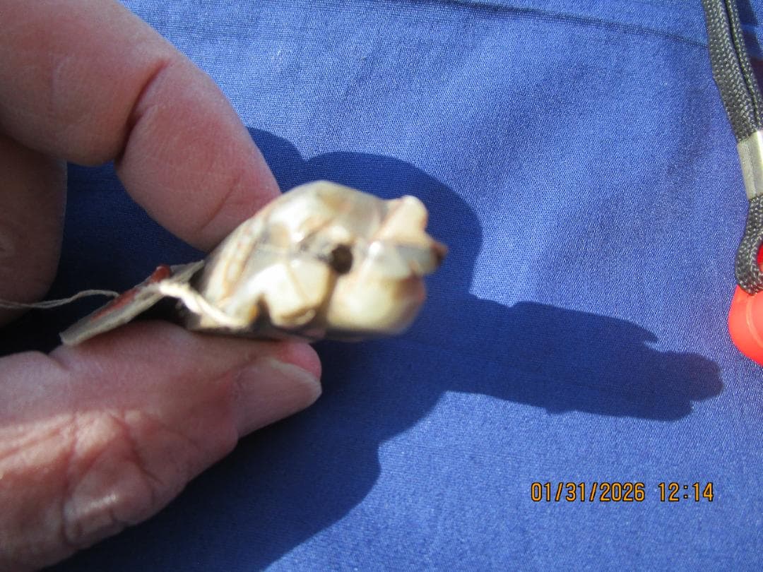 中国　玉　石細工　彫り物　根付　当時の札付き　翡翠【?】 工芸品　細工物　1個